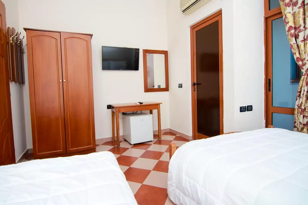 Florence 11 - STD TRPL 4.jpg